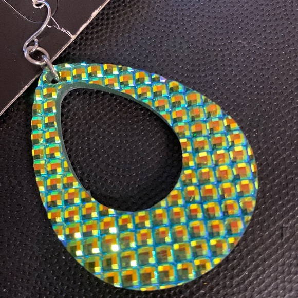 Set of 2 Acrylic Boho Dangling pierced Earrings - Picture 9 of 12